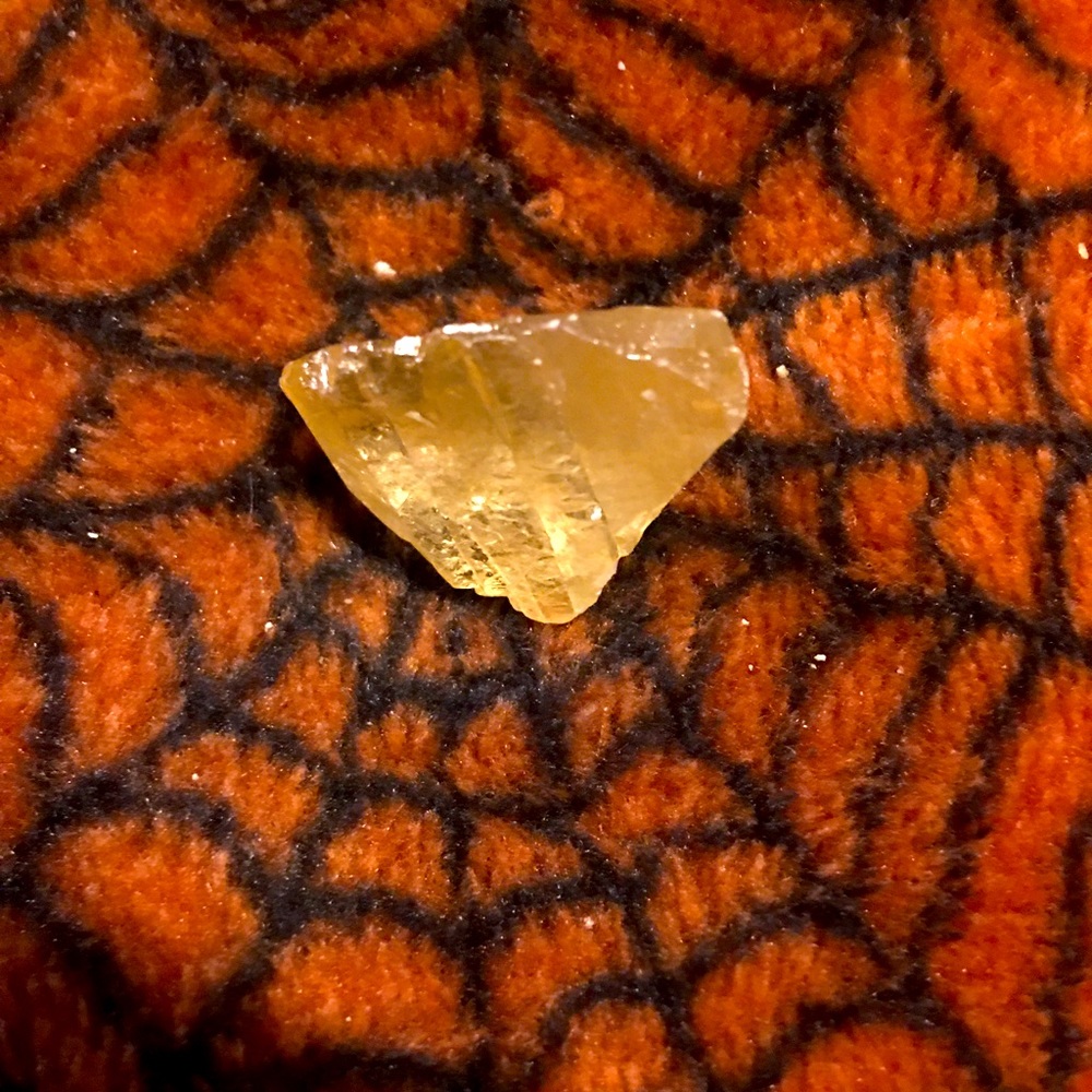 NEW🔮Honey Calicite stone, small in size, (raw cut), goldish yellow in color.